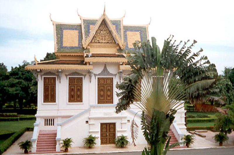 The grounds of the Royal Palace have Khmer architecture along with elements of its French influence.