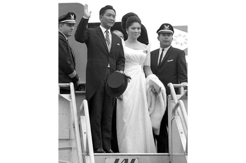 Philippine President Ferdinand Marcos and his wife, Imelda, arrive in Tokyo, where they were welcomed by Emperor Hirohito and Empress Nagako.